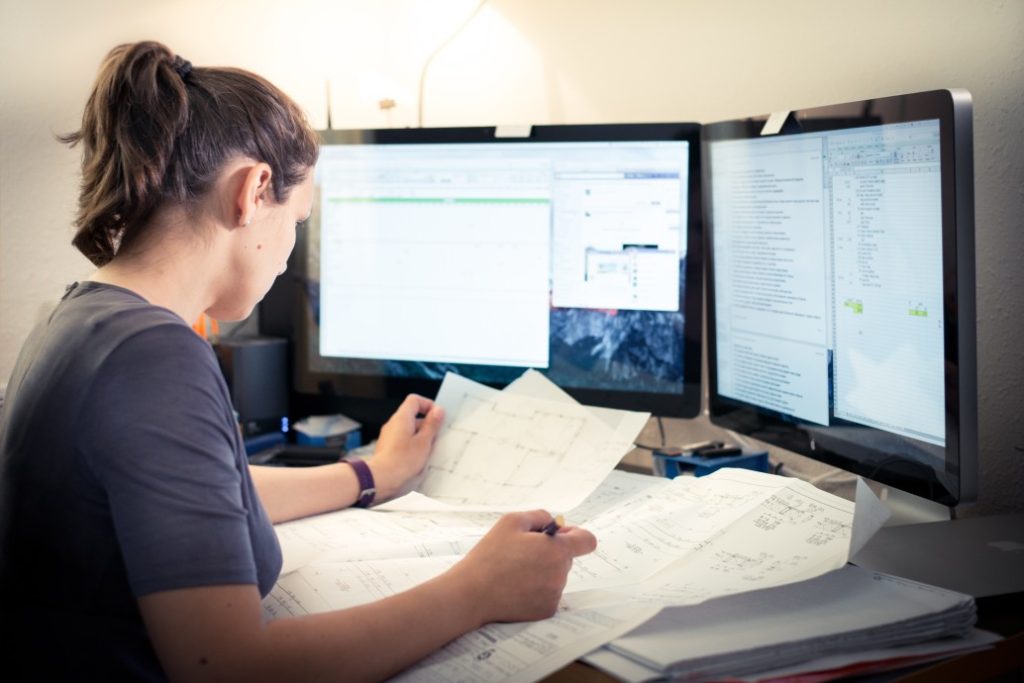 How To Lock The Mouse On One Screen While Gaming Dual Monitor Cursor