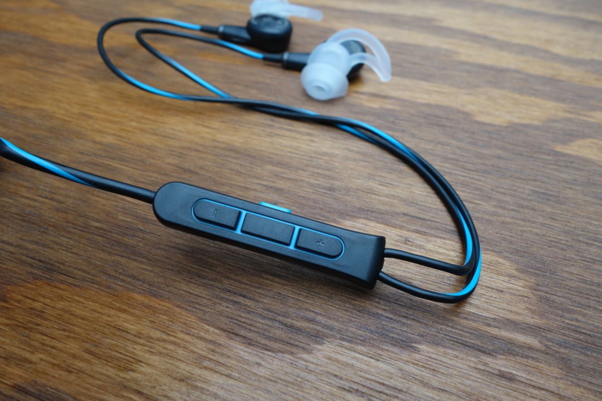 オーディオ機器 ヘッドフォン Bose QC 20 Noise Cancelling In-Ear Headphone Review
