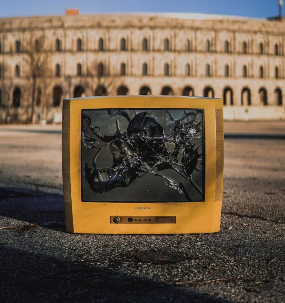 Разбитый экран телевизора на земле