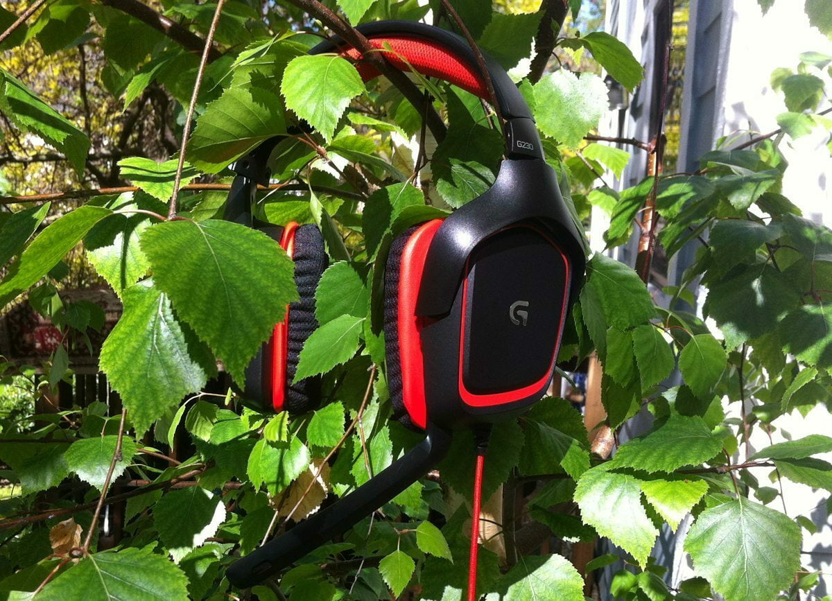 Headset Vs. Earbuds Gaming Which Is Better For Gaming?