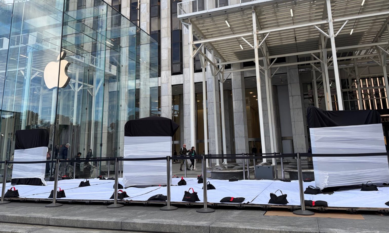 Giant iPhone Duo Structures Appear at Apple Fifth Avenue - Gadget Review