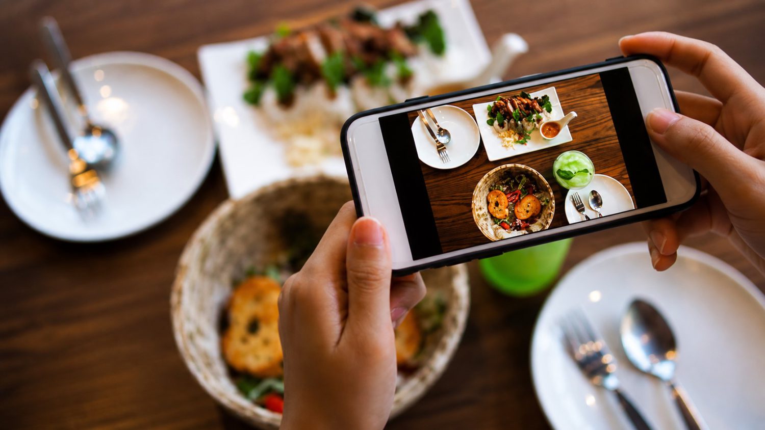 In Restaurants, Smartphones Are the New Cigarettes: How They Are Going Phone-Free
