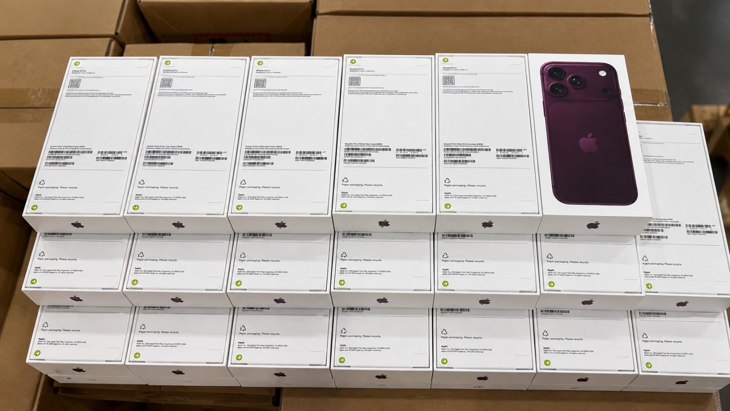 COO T-Mobile засветил IMEI и серийники iPhone 18 Pro в фото склада