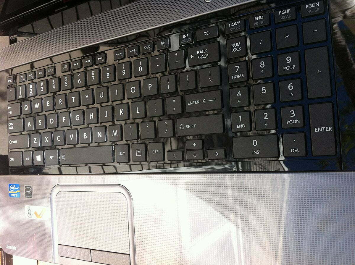 Toshiba Satellite L875 S7108 4