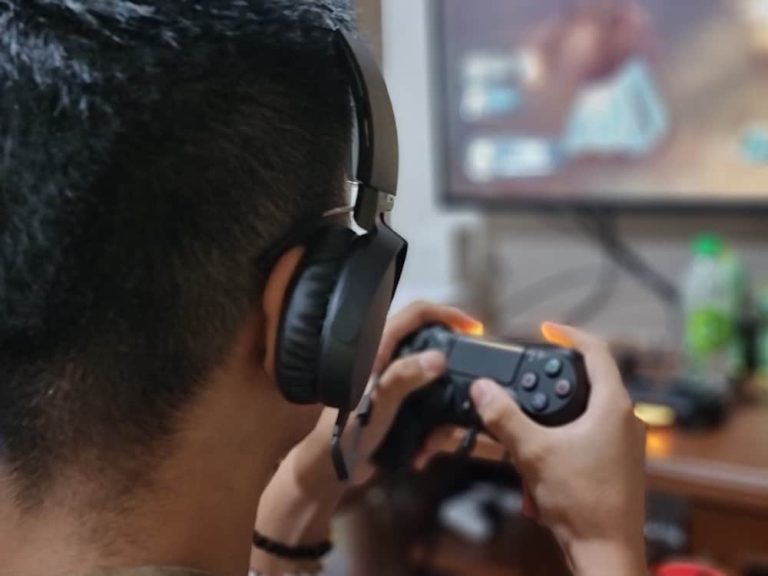Headset Vs. Earbuds Gaming Which Is Better For Gaming?