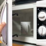 How to Deodorize a Microwave