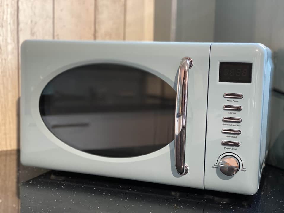 https://www.gadgetreview.com/wp-content/uploads/how-to-use-microwave-oven.jpg
