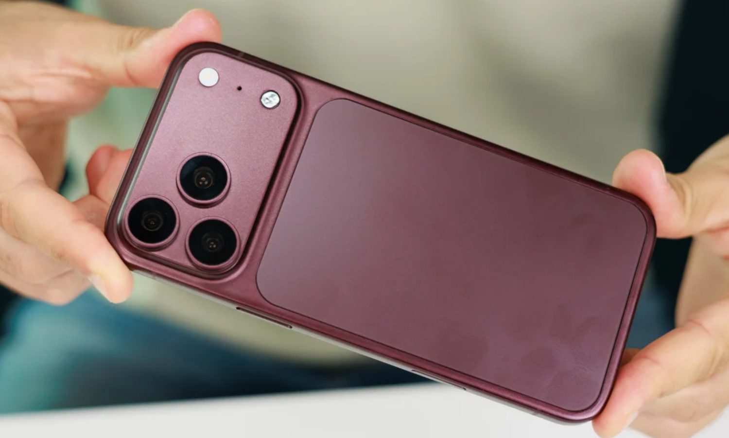 Some iPhone 18 Pro Owners Report Colored Display Lines