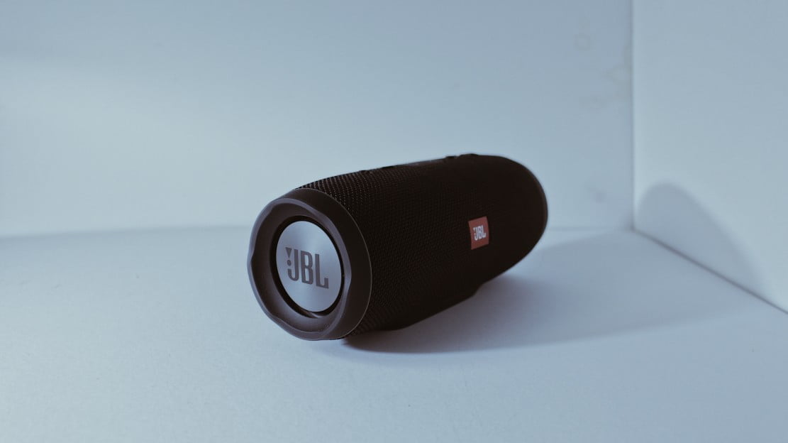 InWall Vs. Bookshelf Speakers What's The Difference?